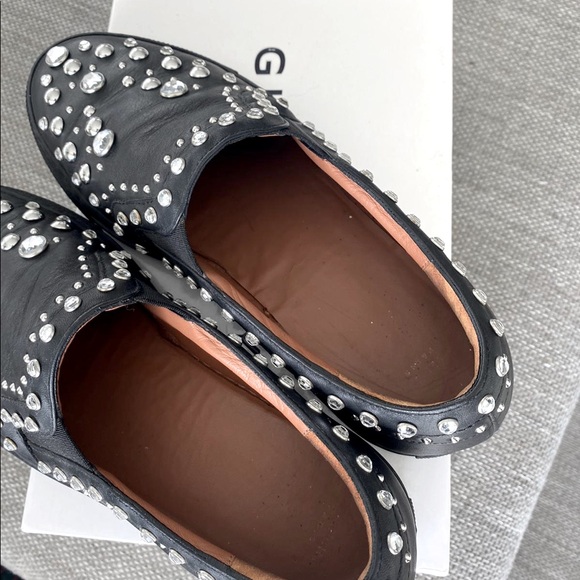 Givenchy - Picture 2 of 6